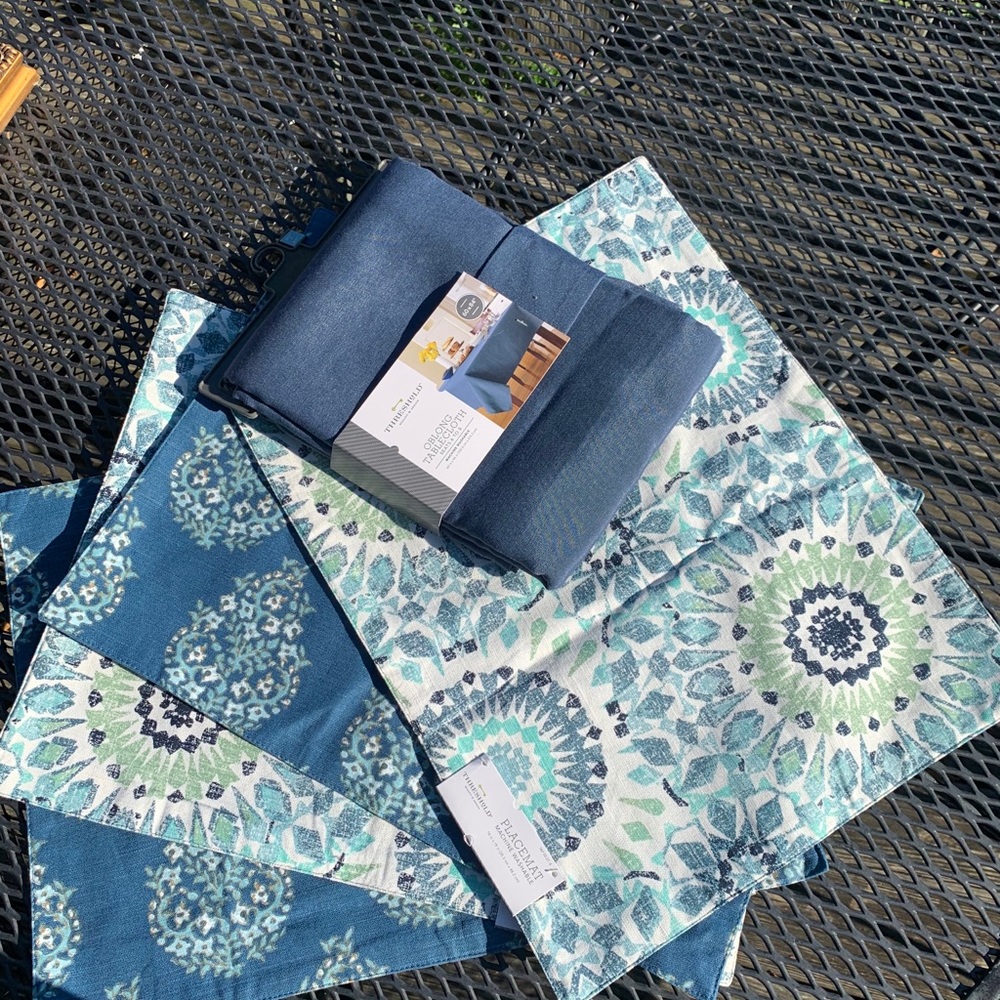 60 x 80 Oblong Tablecloth w/4 Matching Placemats